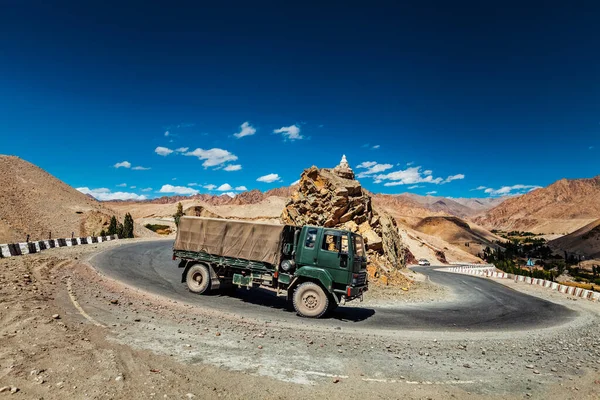 Indiase leger vrachtwagen op de weg in Himalaya — Stockfoto