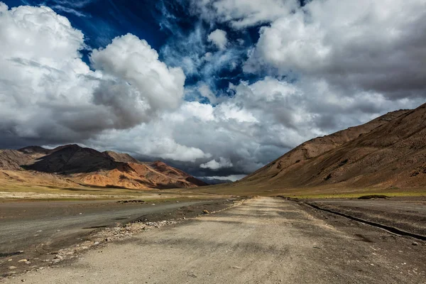 Manali-Leh公路。印度拉达克 — 图库照片