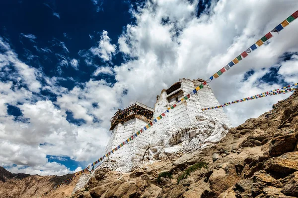 Romok Tsemo győzelem erőd a sziklán Namgyal hegy és Lungta - színes buddhista ima zászlók — Stock Fotó