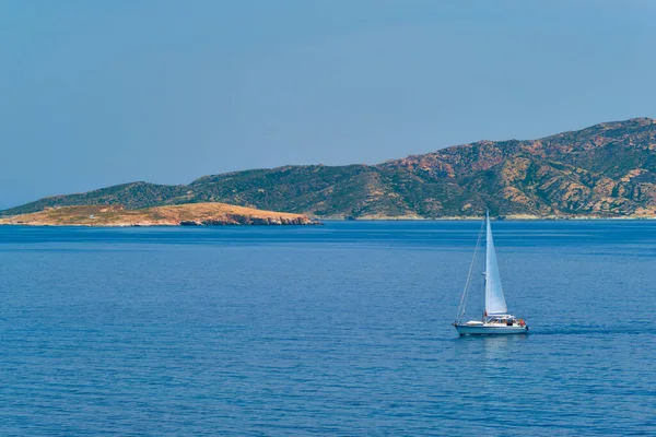 Jacht na Morzu Egejskim niedaleko wyspy Milos, Grecja — Zdjęcie stockowe