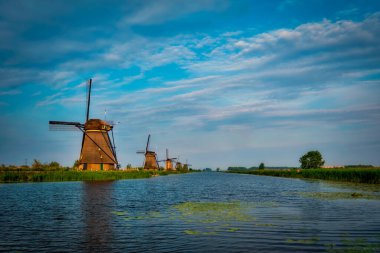 Hollanda 'daki Kinderdijk' te yel değirmenleri. Hollanda