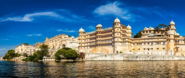 Udaipur Şehir Sarayı manzaralı. Udaipur, Hindistan