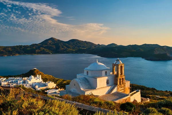 Chiesa greco-ortodossa nel villaggio di Plaka sull'isola di Milos al tramonto in Grecia — Foto Stock