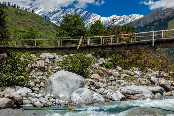 Brug over de Beas, bij Manali. Kullu Valley, Himachal Pradesh, India — Stockfoto