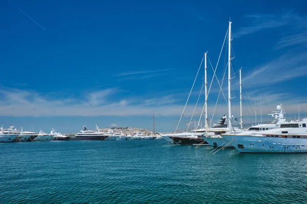 Yachts and boats in port of Athens. Athens, Greece — Stock Photo, Image