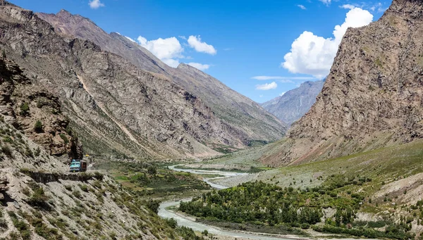 Manali-Leh road in Indian Himalayas with lorry. Himachal Pradesh, India — Stock Photo, Image