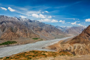 Himalayalar 'daki Spiti vadisi ve Spiti nehri manzarası.