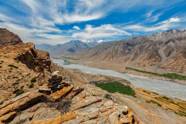 Himalayalar 'daki Spiti vadisi ve Spiti nehri manzarası.