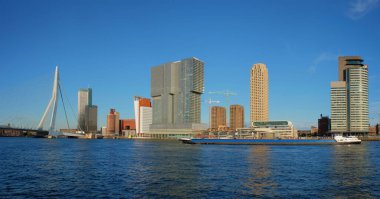 Rotterdam gökdelenleri ufuk çizgisi ve Nieuwe Maas nehri üzerindeki Erasmusbrug köprüsü. Rotterdam