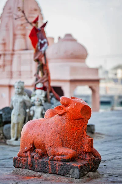 Nandi Bull vozidlo hinduistického boha Shiva socha, Ujjjain, Madhya Pradesh, Indie — Stock fotografie