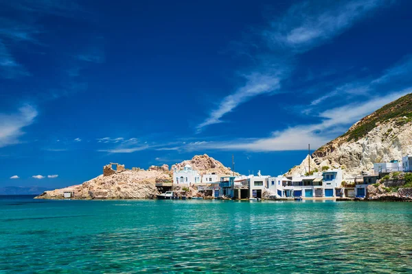 La spiaggia del villaggio di Firapotamos a Milos, Grecia — Foto Stock