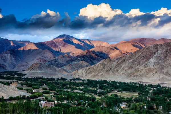 Luftaufnahme der Stadt Leh in Ladakh — Stockfoto