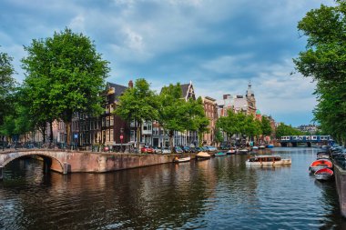 Amsterdam Manzarası - Boad, bridge ve eski evleri olan kanal