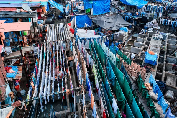 Dhobi Ghat é um lavoir de lavanderia ao ar livre em Mumbai, Índia, com secagem de roupa nas cordas — Fotografia de Stock