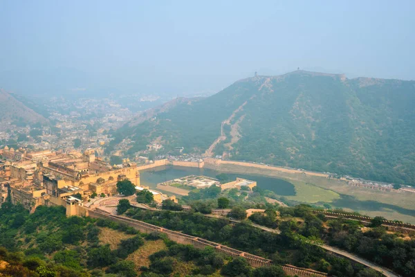 Вид на форт Амер Янтарь и озеро Маота, Раджастан, Индия — стоковое фото