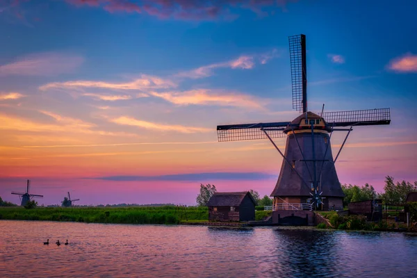 Windmills у Kinderdijk в Голландії. Нідерланди — стокове фото