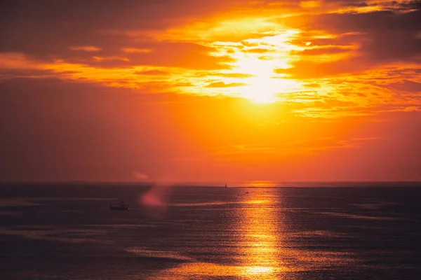 Pôr do sol do mar com barcos — Fotografia de Stock