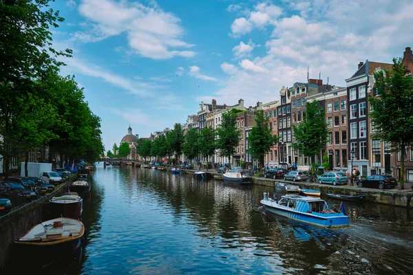 Singel kanál v Amsterdamu s domy. Amsterdam, Nizozemsko — Stock fotografie