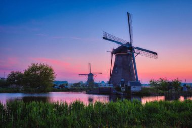 Hollanda 'daki Kinderdijk' te yel değirmenleri. Hollanda