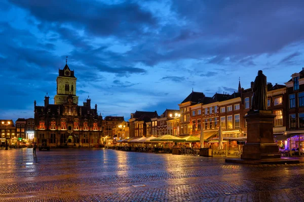 Delft Market Square Markt la sera. Delfth, Paesi Bassi — Foto Stock