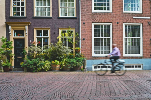 Cycliste cycliste homme à vélo moyens très populaires de transoirt aux Pays-Bas dans la rue de Delft, Pays-Bas — Photo
