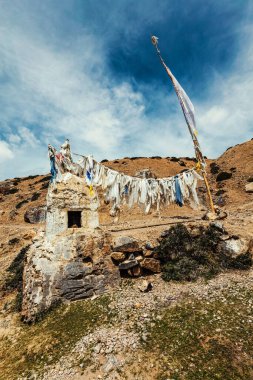 Budist duası Hindistan 'ın Spiti Vadisi' nde akciğerlere bayraklar takıyor.