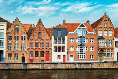 Brugge Kanalı ve eski evler. Bruges, Belçika