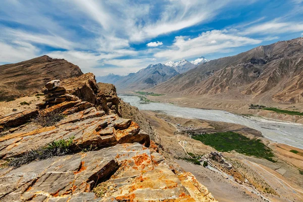 Widok z lotu ptaka doliny Spiti i Key gompa w Himalajach — Zdjęcie stockowe