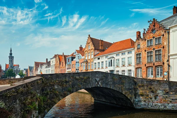 Bruggský průplav a staré domy. Bruges, Belgie — Stock fotografie