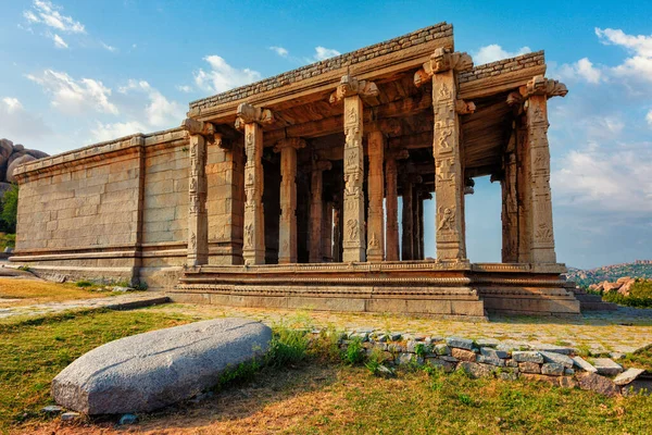 Starověké chrámové trosky v Hampi. Karnataka, Indie — Stock fotografie