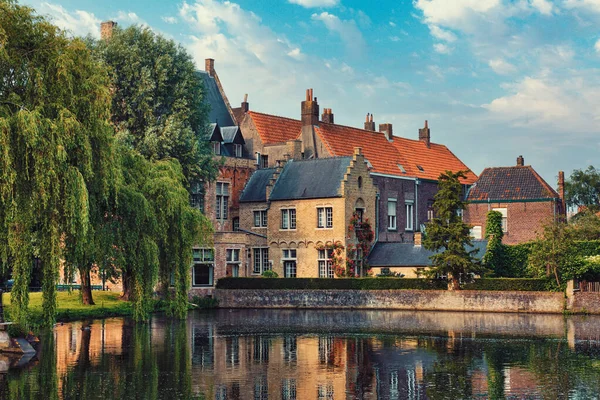 Kanaal en oude huizen. Brugge Brugge, België — Stockfoto