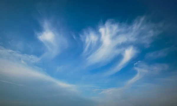 Blauwe lucht met witte Cirrus wolken — Stockfoto