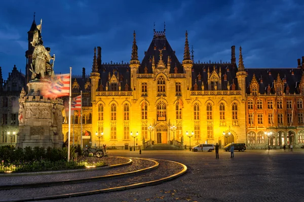 Famous tourist destination Grote markt square and Provincial Court building in Bruges, Belgium in the night — Foto Stock