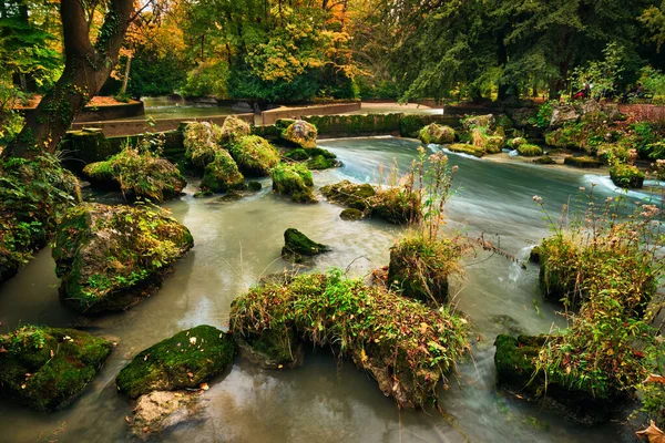 Jardim inglês de Munique Parque de jardinagem Englischer no outono. Munchen, Baviera, Alemanha — Fotografia de Stock