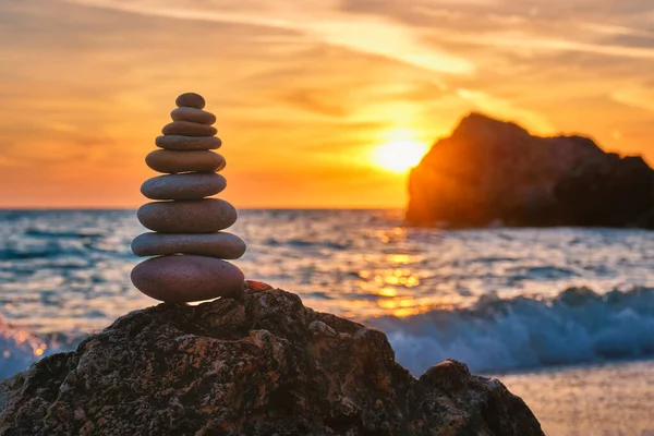 Concetto di equilibrio e armonia - pila di pietra sulla spiaggia — Foto Stock