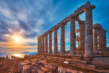 Günbatımında Sounio Burnu 'ndaki Poseidon tapınağı harabeleri, Yunanistan