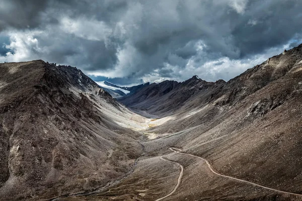 Cesta v Himalájích poblíž Kardung La Pass. Ladak, Indie — Stock fotografie