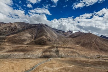 Himalayalar 'da Kardung La Geçidi yakınlarında. Ladakh, Hindistan