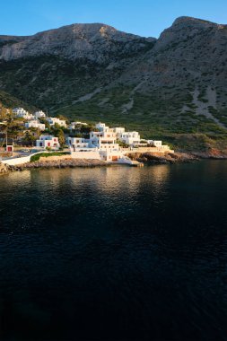 Gün batımında Sifnos adasında geleneksel beyaz evleri olan Kamares kasabası. Yunanistan