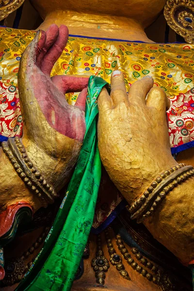 Mãos de Maitreya Buddha de perto — Fotografia de Stock