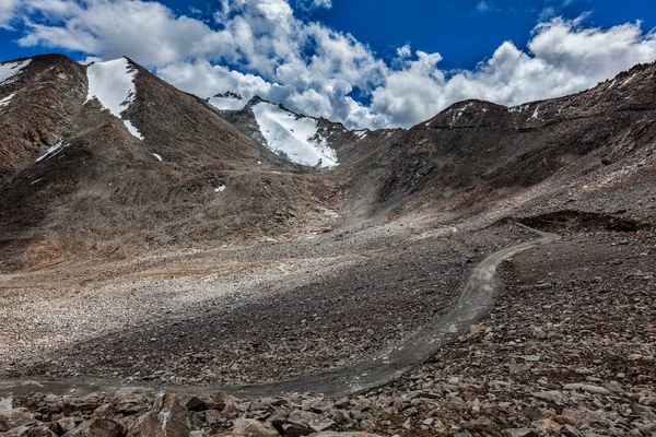 Droga w Himalajach niedaleko przełęczy Kardung La. Ladakh, Indie — Zdjęcie stockowe