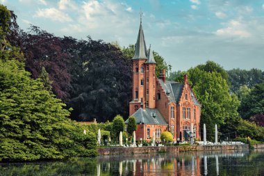 Belçika 'nın Bruges kentindeki Minnewater gölündeki Kasteel Minnewater restoranı.
