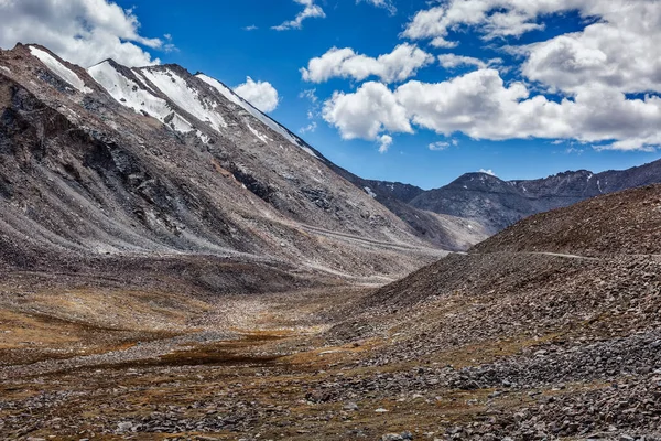 Road in Himalayas near Kardung La pass. Ladakh, India — Stock Photo, Image