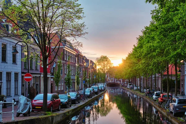 Viltkanaal met oude huizen en auto 's geparkeerd bij zonsondergang — Stockfoto