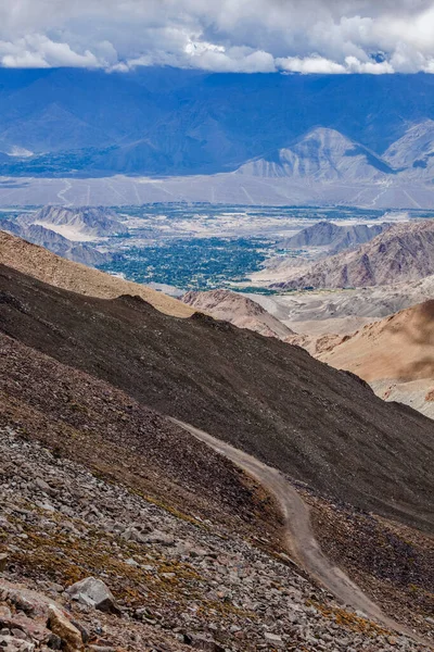 Road in Himalayas near Kardung La pass. Ladakh, India — Stock Photo, Image