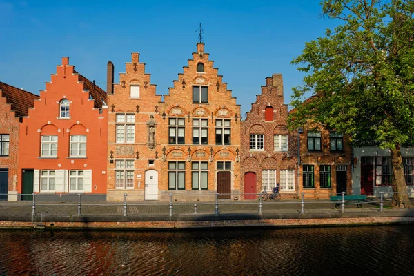 Kanal ve eski evler. Bruges Brugge, Belçika — Stok fotoğraf