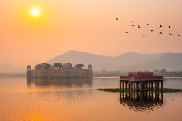 Tranquille matinée au Jal Mahal Water Palace au lever du soleil à Jaipur. Rajasthan, Inde — Photo