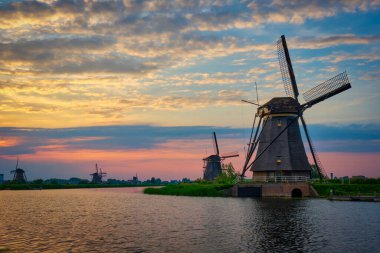 Hollanda 'daki Kinderdijk' te yel değirmenleri. Hollanda