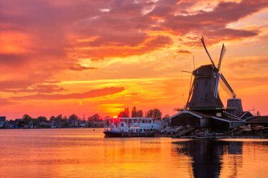Gün batımında Hollanda 'daki Zaanse Schans' da yel değirmenleri. Zaandam, Nether