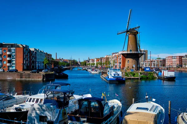 Widok na port Delfshaven i stary młyn zbożowy De Destilleerketel. Rotterdam, Holandia — Zdjęcie stockowe